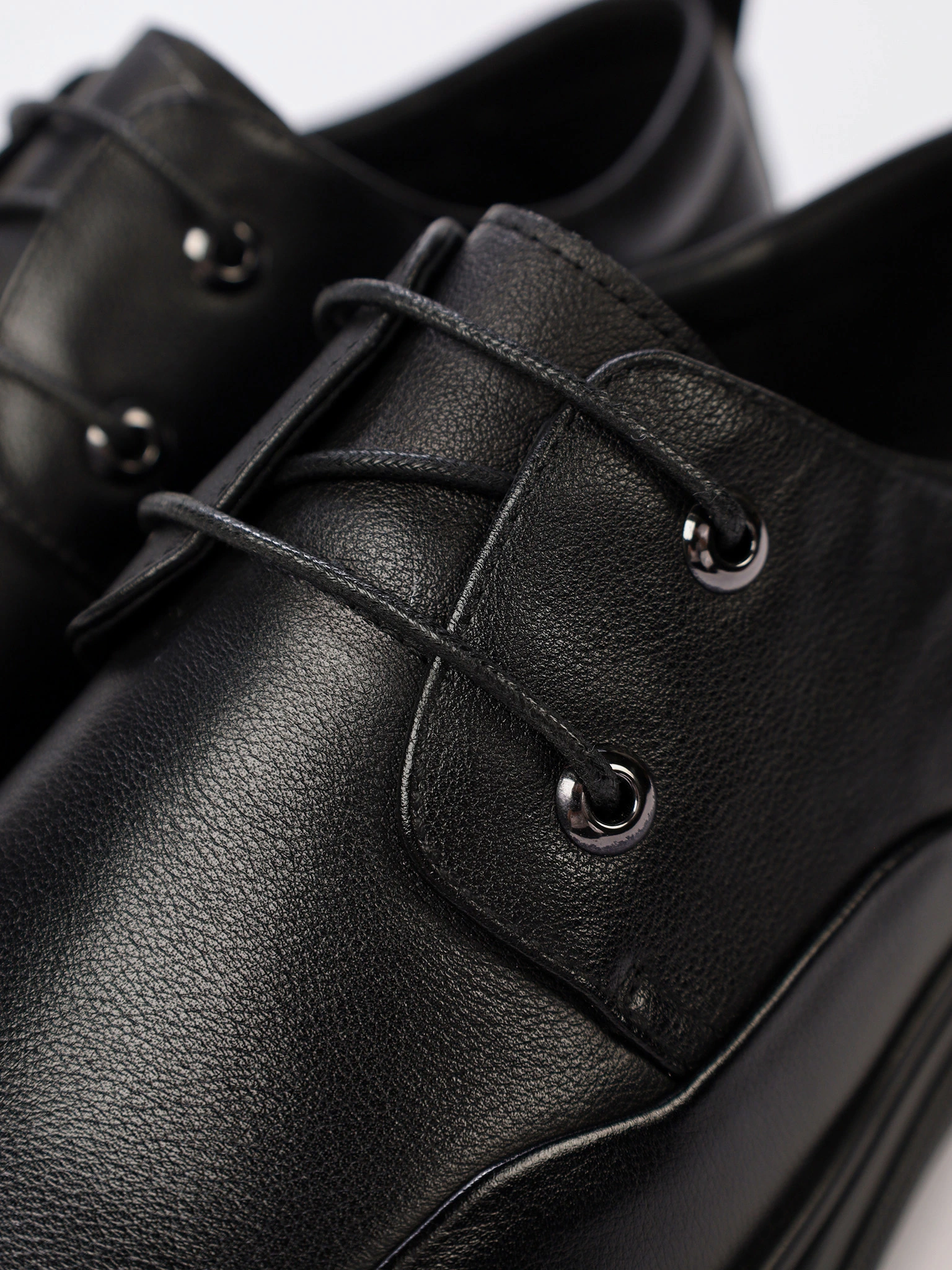 Туфли черного цвета со шнуровкой